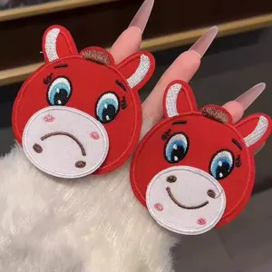 Dettaglio di toppe ricamate a forma di cavallo rosso con espressioni felici e tristi
