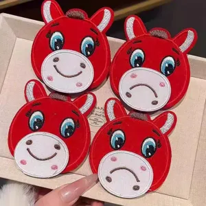 Dettaglio di toppe ricamate per capelli a forma di cavallo rosso con espressioni felici e tristi