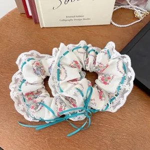 Chouchou élégant en dentelle florale avec motif d'ours et nœuds en ruban sarcelle