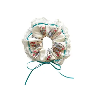 Chouchou élégant imprimé ours floral avec bordure en dentelle blanche et nœud sarcelle
