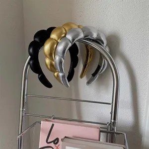 Lot de serre-têtes rembourrés style nuage en noir or et argent au design matelassé.