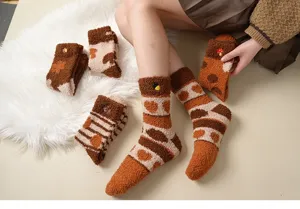 Detailansicht dicker Korallenfleece-Socken mit süßen herbstlichen Mustern für Damen