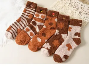 Kuschelige dicke Korallenvlies-Socken mit warmen Herbstmustern wie Streifen und Pilzen.