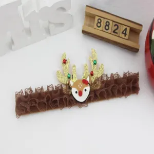 Detalle de una diadema de Navidad de encaje marrón con cuernos de reno brillantes.