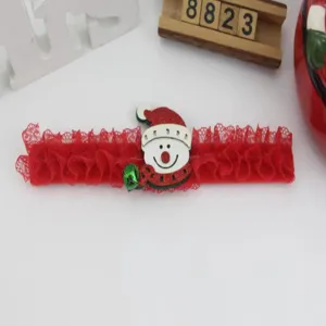 Detalle del accesorio navideño de muñeco de nieve con encaje rojo y dibujo