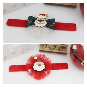 Pulseras navideñas festivas con lindo Papá Noel y detalles de encaje de malla roja