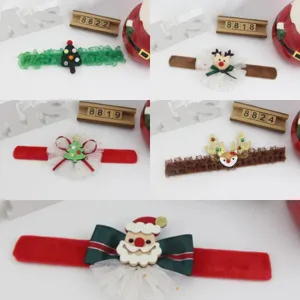Variedad de pulseras de Navidad con diseños de renos y Papá Noel para regalos festivos.