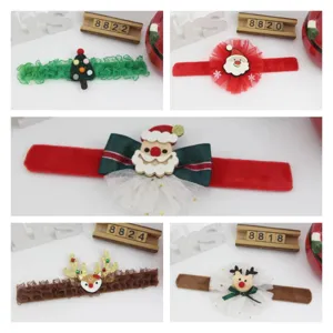 Pulseras festivas de Navidad con diseños de Papá Noel, renos y árboles de Navidad