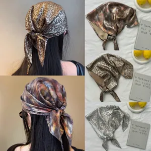 Foulard in Raso Lucido con Stampa Leopardata da Donna Stile American Niche Spicy Girl Y2K Retro Sciarpa a Triangolo Decorativa