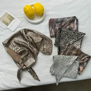 Elegante collezione di bandane in seta leopardate retrò Y2K in vari colori alla moda