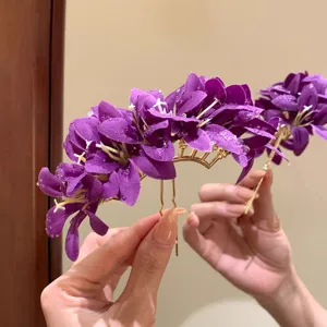 Dettaglio di eleganti fermagli per capelli con fiori viola e gocce di rugiada per Hanfu.