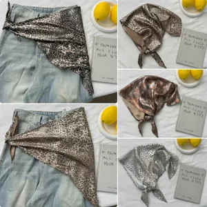 Set di sciarpe in seta leopardate retrò usate come bandana e accessorio per la cintura