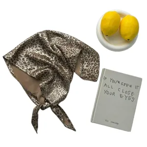 Elegante bandana in raso con stampa leopardata e finitura lucida per capelli