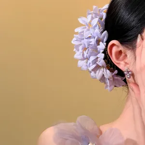 Elegante fermaglio per capelli a fiore viola in stile cinese portato sul lato della testa