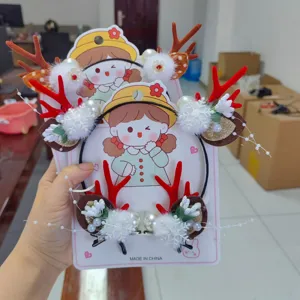 Detalle del conjunto de diadema y pinzas para el pelo de reno de Navidad con pompones