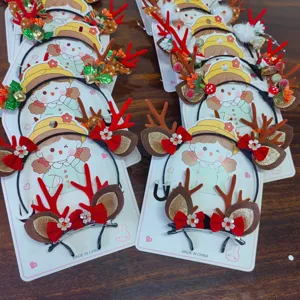Vista detallada de las diademas y pinzas para el pelo de reno navideño en tarjetas