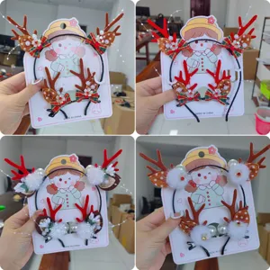 Cuatro estilos de diadema y pinzas para el pelo de asta de reno de Navidad en tarjeta.