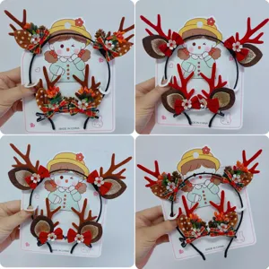 Set de cuatro diademas y pinzas para el pelo con cuernos de reno navideños.