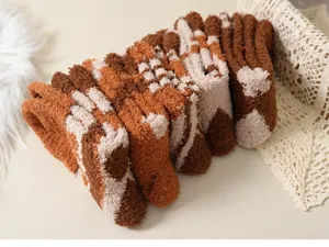 Satz weiche Korallenvlies-Damensocken in warmen Brauntönen mit kuscheliger Plüschtextur