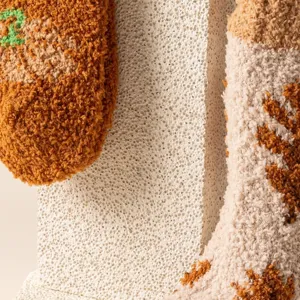 Nahaufnahme dicker, warmer Korallenfleece-Socken mit besonders weicher Textur