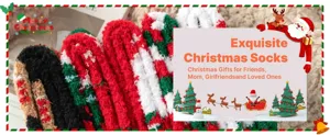 Nahaufnahme von dicken Korallenvlies-Weihnachtssocken mit festlichen Mustern