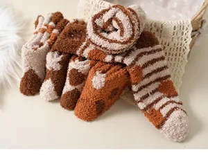 Nahaufnahme von dicken flauschigen Korallenvlies-Socken mit braun-beigen Streifenmustern