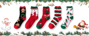 Detaillierte Ansicht von fünf Paaren festlicher Weihnachts-Korallenvlies-Socken