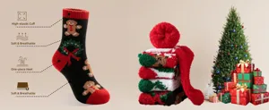 Detailansicht der festlichen Weihnachts-Kuschelsocken mit weichem Bund und warmem Stoff.