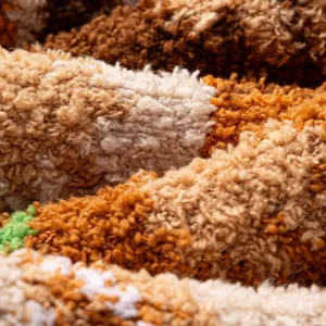 Makroaufnahme der dicken und weichen Korallenfleece-Socken