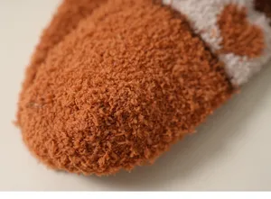 Detaillierte Makroansicht der weichen, dicken Korallenvlies-Textur warmer Socken