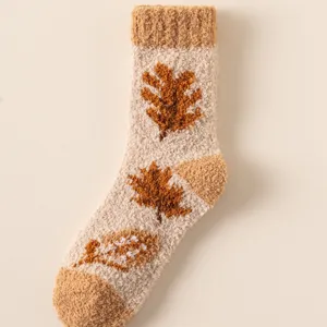 Detailansicht einer flauschigen Korallenvlies-Socke mit herbstlichen Ahornblatt-Mustern.