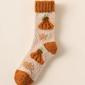 Detailansicht warmer Korallenvlies-Damensocken mit niedlichem herbstlichem Kürbismuster