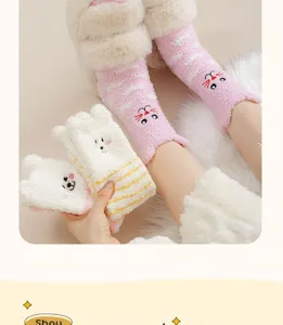 Weiche Korallenvlies-Socken in Rosa und Weiß mit süßen Tiermustern für zu Hause