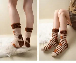 Gemütliche Korallenvlies-Socken für Damen mit gestreiften und gepunkteten Mustern