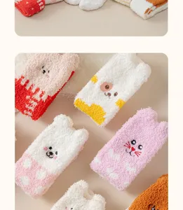 Detailaufnahme verschiedener bunter Korallenvlies-Socken mit süßen Comic-Tier-Mustern.