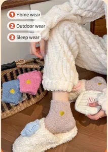 Weiche Korallenfleece-Socken mit Herzbestickung und rutschfester Sohle für Winterkomfort.