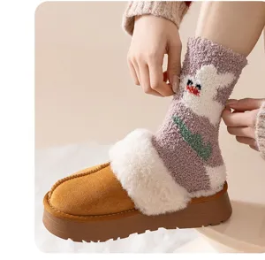Detailansicht der flauschigen Korallenfleece-Socken mit süßem weißen Hasen-Motiv.