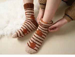 Detail von warmen Korallenvlies-Socken für Damen mit braunen Streifen und Punkten