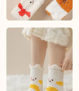 Nahaufnahme gemütlicher weißer Korallenfleece-Socken mit süßem Hundemuster