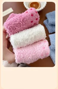 Nahaufnahme von dicken Korallenvlies-Socken mit rutschfesten Noppen für den Winter