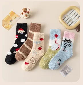 Detaillierte Draufsicht auf eine Kollektion bunter, flauschiger Korallenvlies-Socken