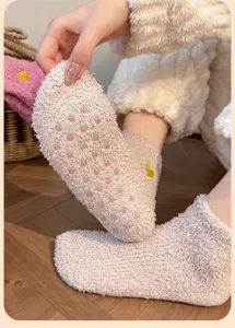 Detail von Korallenfleece-Bodensocken mit rutschfesten Noppen und kleiner Herzstickerei.