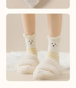 Nahaufnahme von flauschigen Korallenvlies-Socken mit süßem Hundegesicht für Damen