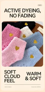 Detailansicht flauschiger Korallenvlies-Socken mit Herzbestickung und rutschfesten Noppen.