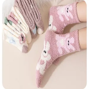 Nahaufnahme von dicken rosa Korallenfleece-Socken mit niedlichen Hasenmustern
