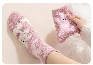 Nahaufnahme von dicken weichen rosa Korallenvlies-Socken mit süßem Hasen-Design