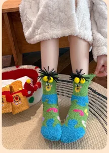 Detail niedlicher grüner Zeichentrick-Plüschsocken mit 3D-Augen für gemütliches Wohnen