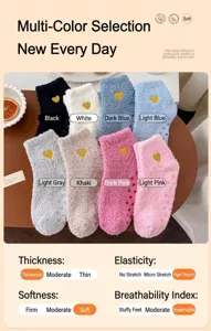 Mehrfarbige Korallenfleece-Socken mit Herzbestickung und rutschfester Noppensohle.