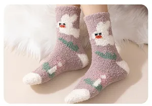 Detailsicht der flauschigen Korallenfleece-Socken mit süßem Hasenmuster-Design.