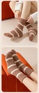 Gemütliche braun-weiß gestreifte Korallenfleece-Wadensocken für winterliche Damenmode